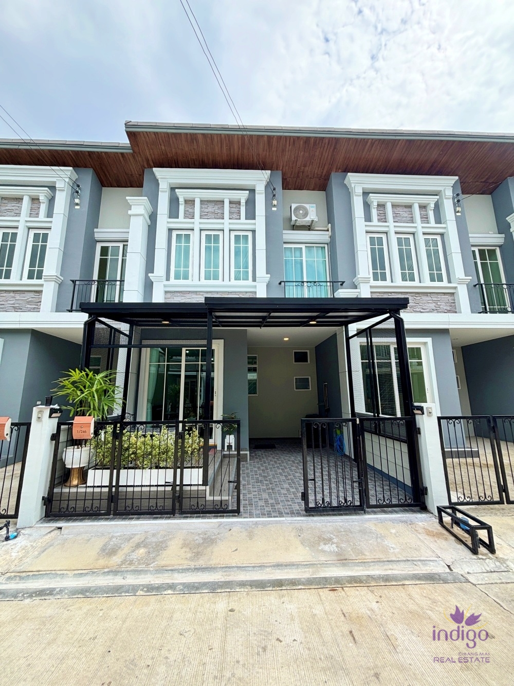 Brand new 3 bedroom townhouse for rent at Golden Town Ruam Chok, walking distance to Meechok Plaza, Ruamchok Mall / Market and Lotus.