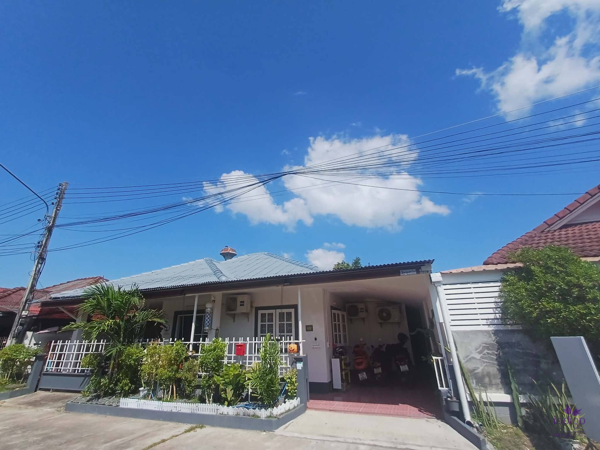 清迈 San Sai San Na Meng Thanasarn Villa 单层住宅出售  位置便利，靠近 San Na Meng 镇政府，周边生活设施完善，附近有 7-Eleven、Lotus 超市等。